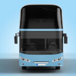 Frontansicht eines Doppeldeckerbusses in hellblau auf blauem Hintergrund.